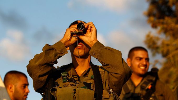 Izraelský voják sleduje hranice v Pásmu Gazy.