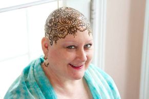 Pacientky s rakovinou se nechávají tetovat hennou