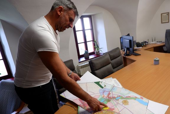 "Tudy to asi povede," ukazuje na mapě Jiří Zimola. Proti jsou ale i členové jeho koalice.