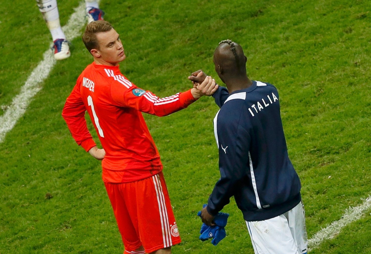 Mario Balotelli se loučí s Manuelem Neuerem v semifinálovém utkání Eura 2012 mezi Německem a Itálií.