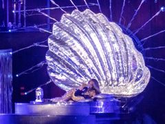 Beyoncé při jedné písni vylézá z mořské lastury.