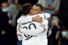 Lionel Messi a Kylian Mbappé slaví vítězství Paris St Germain nad Rennes
