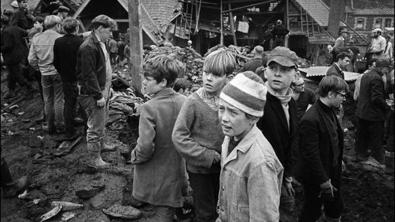 Černý pátek v Aberfanu: tisíce tun bahna pohřbily školu. Selhání zůstalo nepotrestané