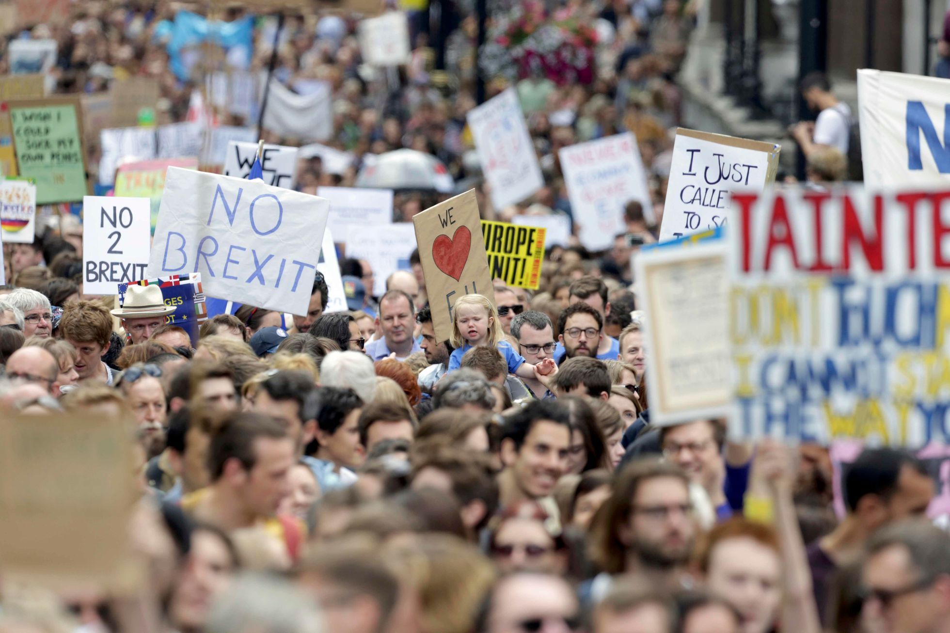 V Londýně demonstrovaly tisíce lidí proti brexitu