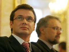 Ministr školství Ondřej Liška. V pozadí jeho náměstek Jindřich Kitzberger.