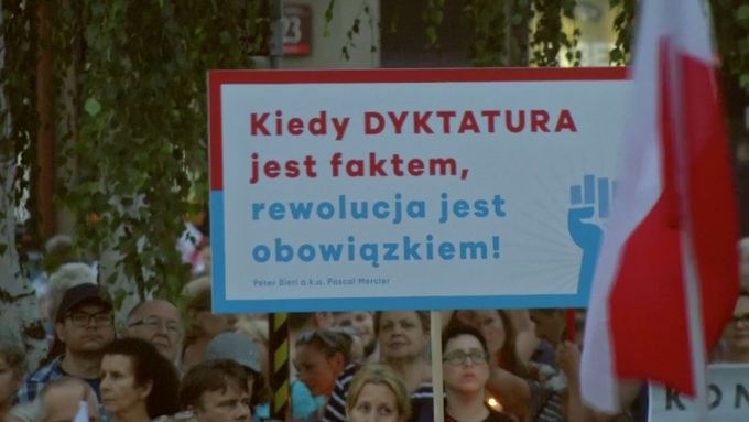 Poláci plní ulice kvůli reformě justice. Bojí se, že budou žít v autoritářském režimu.