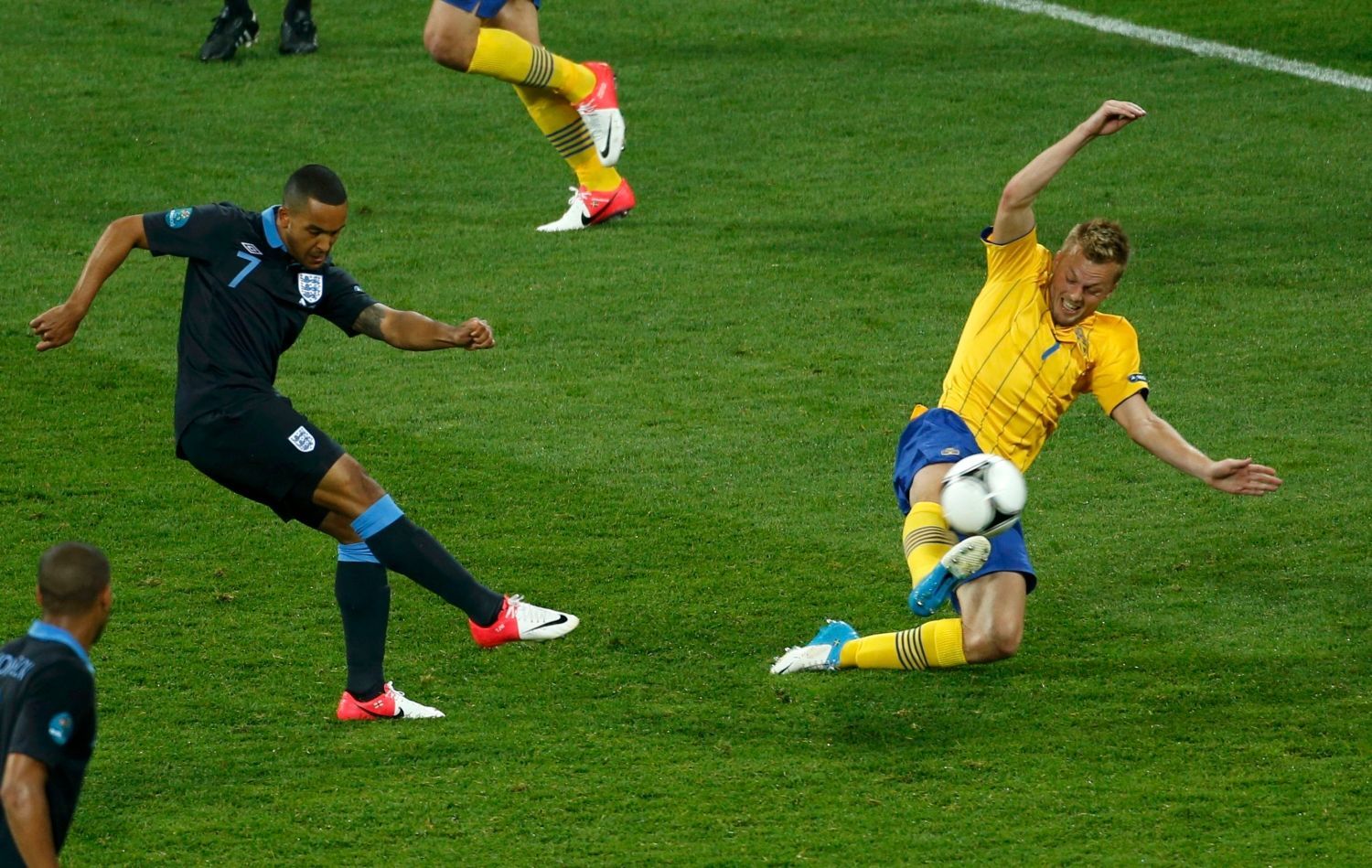 Anglický fotbalista Theo Walcott střílí druhý gól do sítě Švédů v utkání skupiny D na Euru 2012