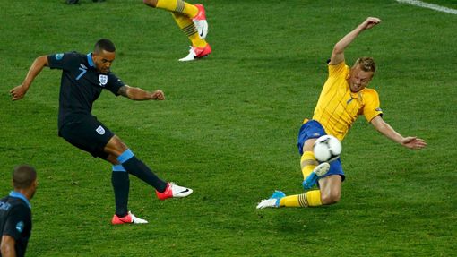 Anglický fotbalista Theo Walcott střílí druhý gól do sítě Švédů v utkání skupiny D na Euru 2012.