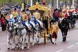 Král Karel III. s chotí Camillou míří ve zlatém kočáře na svou korunovaci do Westminsterského opatství.