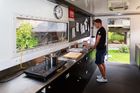 Zákulisí Tour: tým má vlastní pojízdnou kuchyň i autobus s bazénkem