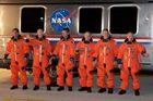 A teď posádka z masa a krve: (Zleva doprava) specialisté Greg Chamitoff, Drew Feustel (veze krtka), Roberto Vittori (Itálie, zástupce Evropské vesmírné agentury), pilot Greg H. Johnson a velitel mise Mark Kelly.