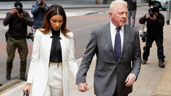 Bývalý tenista Boris Becker přichází s partnerkou Lilian de Carvalhovou Monteirovou k londýnskému soudu, který ho poslal na dva a půl roku do vězení.