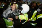 Foto: Policie v Hongkongu zbila demonstrující studenty