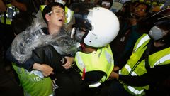 Střety demonstrantů s policisty v Hongkongu - 1. prosince