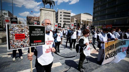 Turečtí zdravotníci v Ankaře protestují s transparenty, na nichž stojí: "Zastavte umírání, nevzdáme se svého práva na život."