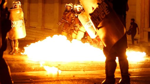 Demonstranti v Aténách zaútočili na policii.