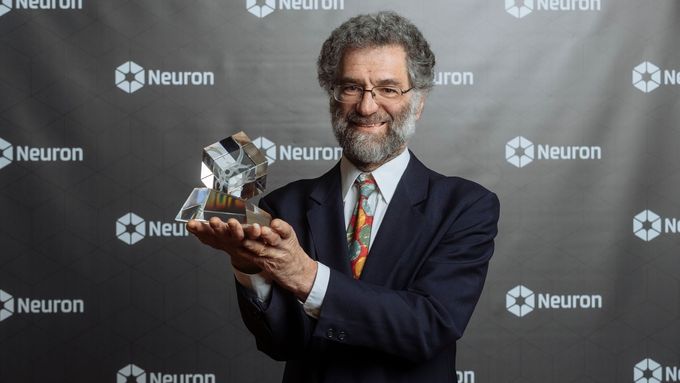 Světově proslulý fyzik Martin Roček přebírá vědeckou cenu Neuron.