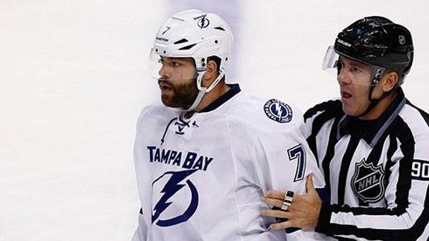 Radko Gudas (Tampa Bay, rozhodčí)