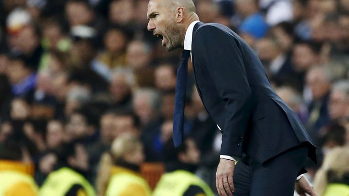 Měl by Zinédine Zidane zaměstnat nového krejčího? Už podruhé se mu roztrhly kalhoty.