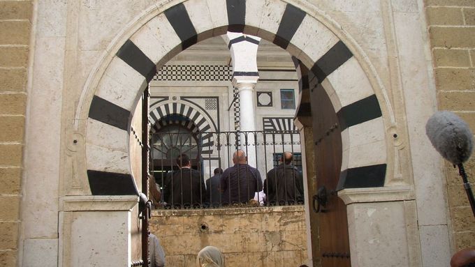 Modlitba v tuniské mešitě.