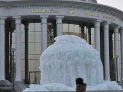 V turkmenském Aškabátu zamrzla i fontána.