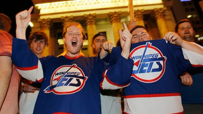 Po patnácti letech vytáhli fanoušci dresy Winnipegu Jets. V ulicích slaví návrat do NHL.