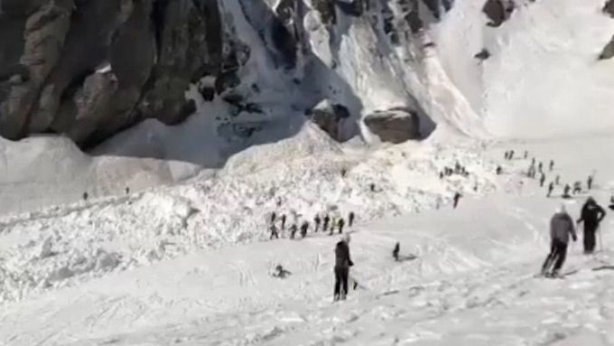 Lavina v jihošvýcarské Crans-Montaně zavalila několik lyžařů
