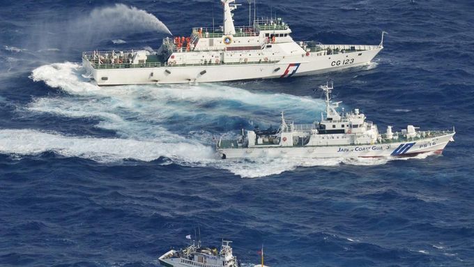 Japonská pobřežní stráž ostřeluje vodou tchajwanské rybáře.