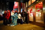 V den, nazvaném Black Friday, zahajují obchodníci ve Spojených státech vánoční prodej. Lákají na výhodné koupě, otevírá se ještě za tmy.
