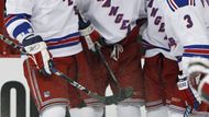 Nejvíce českých hokejistů by získalo prsten pro držitele Stanley Cupu, kdyby vyhráli newyorští Rangers. V klubu jich působí hned pět - na tomto snímku zleva Marek Malík, Jaromír Jágr a Michael Rozsíval.