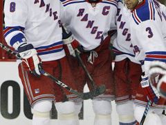 Nejvíce českých hokejistů by získalo prsten pro držitele Stanley Cupu, kdyby vyhráli newyorští Rangers. V klubu jich působí hned pět - na tomto snímku zleva Marek Malík, Jaromír Jágr a Michael Rozsíval.