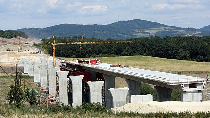 Další beton do české přírody. Tento se leje v Českém středohoří, který protne nová dálnice