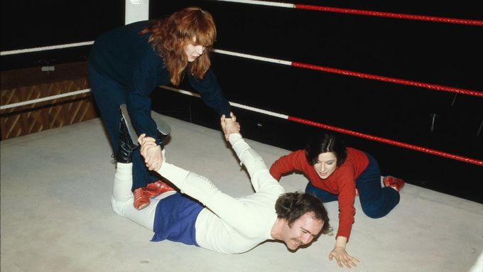 Andy Kaufman v době, kdy se prohlásil za světového šampiona wrestlingu bez rozdílu pohlaví. V ringu s ním zapózovaly zpěvačka Debbie Harry a herečka Caitlin Clarke.