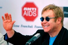 Elton John žaluje bulvár. Vadí mu pomluvy o jeho partnerovi
