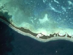 Japoncům už se hlásí zájemci. Vůbec prvním, kterého projekt Zeleného voru nadchl, je prezident tichomořského státu Kiribati. (Na obrázku satelitní snímek pobřeží jednoho z atolů Kiribati.) 