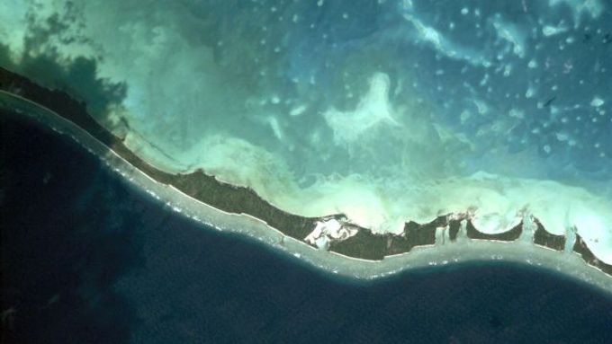 Satelitní snímek jednoho z ostrovů, které zatím stále ještě tvoří Kiribati.