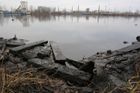 Policisté obvinili firmu z Hradce Králové, podle nich může za ropné laguny v okolí