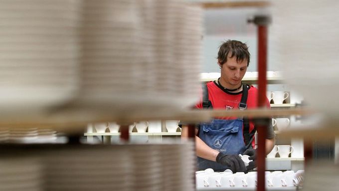 Zaměstnanci porcelánky nemají práci vůbec jistou. Na rychlosti jejich rukou to zatím znát není. Všichni věří, že provoz továrny neskončí.