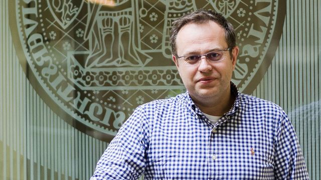 Václav Moravec nepůsobí pouze jako moderátor, vyučuje také na Univerzitě Karlově.