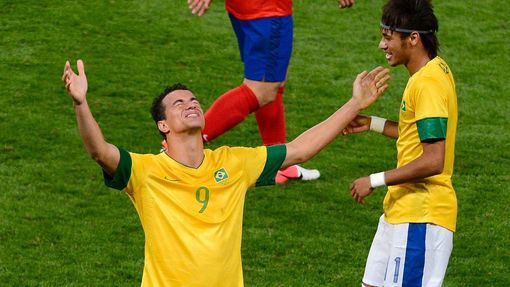 Střelec Leandro Damiao slaví spolu s Neymarem jeden z gólů Brazílie v semifinále fotbalového turnaje OH 2012 proti týmu Koreje. Zápas skončil 3:0