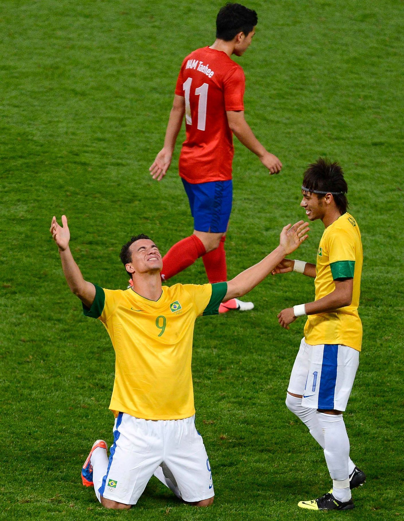 Leandro Damiao a Neymar slaví gól na OH 2012