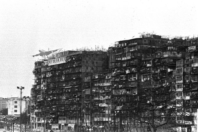 Sedmihektarová chudinská čtvrť Walled City v Hongkongu, kde kdysi bujely nevěstince a opiová doupata na snímku z roku 1987.