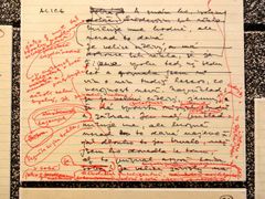 Faksimile rukopisu první verze nové hry Václava Havla je vystavena ve foyer divadla Archa. Tyto stránky psal Havel před rokem 1989.