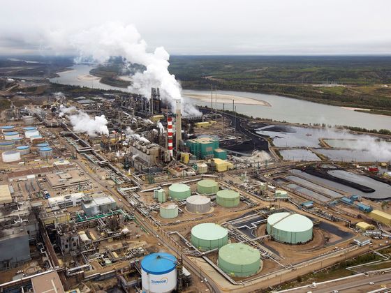 Těžba z ropných písků v Kanadě FILE PHOTO: The Suncor tar sands processing plant near the Athabasca River at their mining operations near Fort McMurray.
