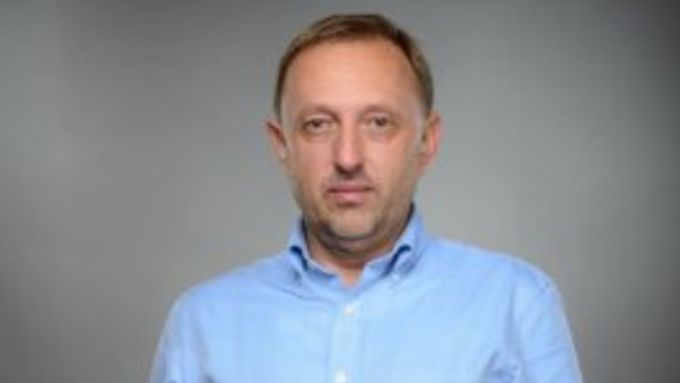 Novinář a dokumentarista Jaromír Marek je redaktorem Českého rozhlasu. Jako zahraniční zpravodaj byl více než čtyři roky ve Velké Británii.