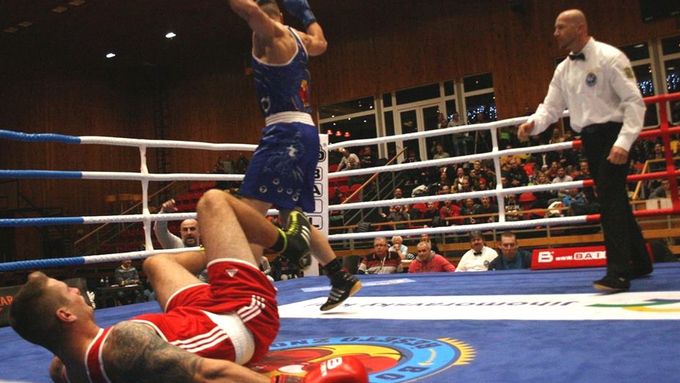 MČR v boxu: gymnastika, krásky, čistá KO, ale také kontroverze