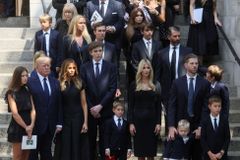 V New Yorku se konal pohřeb Ivany Trumpové, dorazil i Donald Trump s Melanií