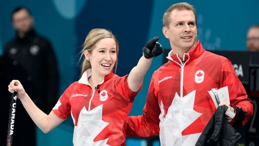 Kaitlyn Lawesová a trenér Jeff Stoughton (tým Kanady po finále smíšených dvojic v curlingu na ZOH 2018)