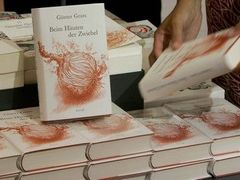 Románu Když se loupe cibule, ve kterém se Günter Grass přiznává k dávnému členství v jednotkách SS, se za dva dny prodalo 130 tisíc výtisků.