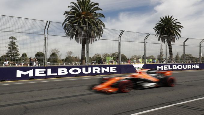 Ani nový design ani oranžová barva zatím McLarenu z průšvihu nepomohly.